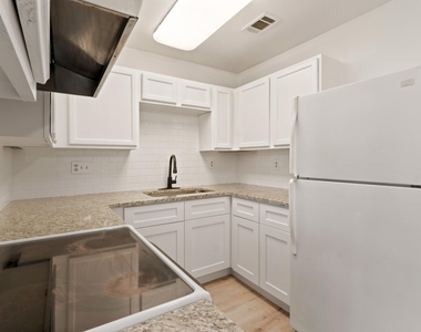 1015 E Yager Ln - Photo Thumbnail 10