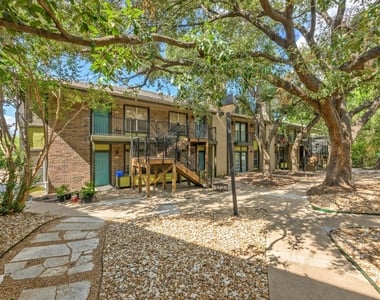 7685 Northcross Dr - Photo Thumbnail 26