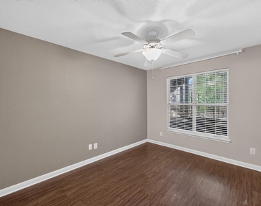 7685 Northcross Dr - Photo Thumbnail 12