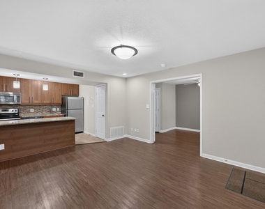 7685 Northcross Dr - Photo Thumbnail 5