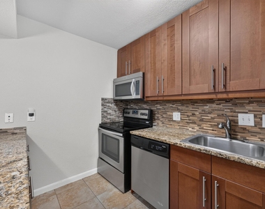 7685 Northcross Dr - Photo Thumbnail 8
