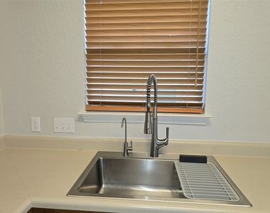 137 Prairie Springs Cv - Photo Thumbnail 6
