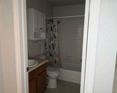 137 Prairie Springs Cv - Photo Thumbnail 7
