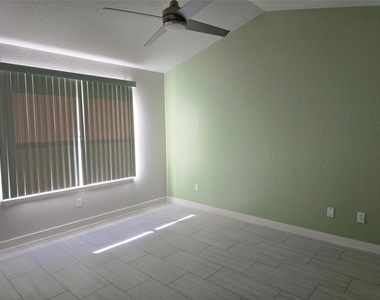137 Prairie Springs Cv - Photo Thumbnail 9