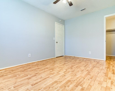 907 Taulbee Ln - Photo Thumbnail 13