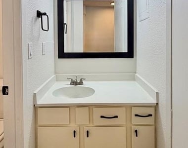 4504 Speedway Ave - Photo Thumbnail 4