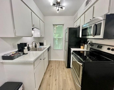 4504 Speedway Ave - Photo Thumbnail 8