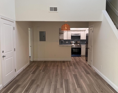 1702 Challenger Court W - Photo Thumbnail 10
