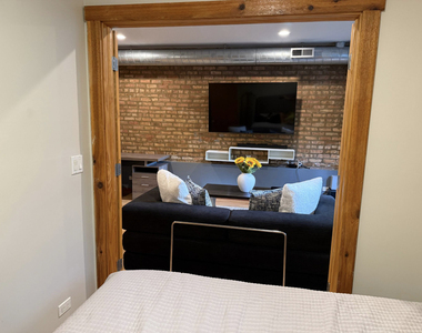 4104 N Mozart Street - Photo Thumbnail 6