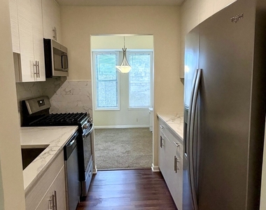 2216 Country Club Drive - Photo Thumbnail 7