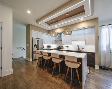 1818 N Sawyer Avenue - Photo Thumbnail 3