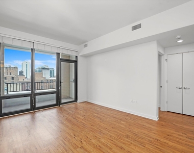 707 N Wells Street - Photo Thumbnail 3