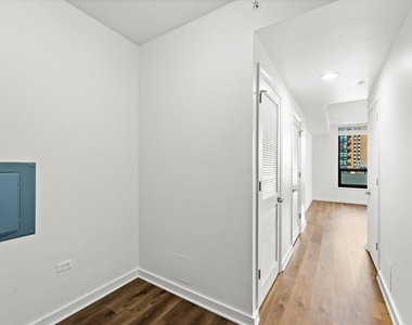 707 N Wells Street - Photo Thumbnail 1