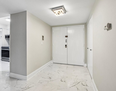 1301 N Western Avenue - Photo Thumbnail 6
