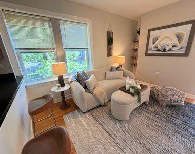 4201 N Sawyer Avenue - Photo Thumbnail 2