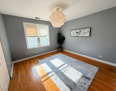 4201 N Sawyer Avenue - Photo Thumbnail 6