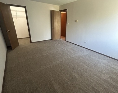 206 W Division Street - Photo Thumbnail 12