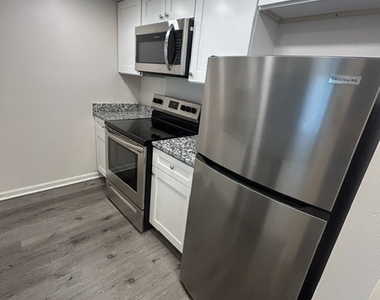 206 W Division Street - Photo Thumbnail 10