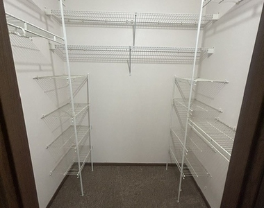206 W Division Street - Photo Thumbnail 13