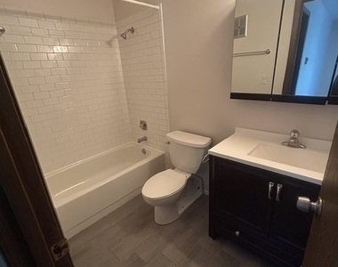 206 W Division Street - Photo Thumbnail 14