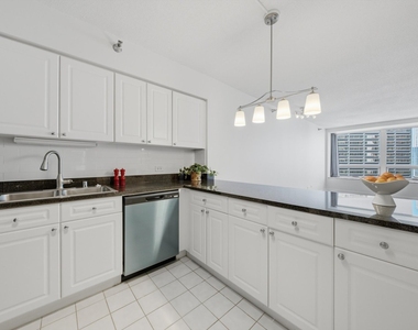 512 N Mcclurg Court - Photo Thumbnail 6