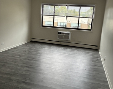 1919 N Lewis Avenue - Photo Thumbnail 3