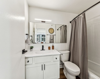 333 E Ontario Street - Photo Thumbnail 5