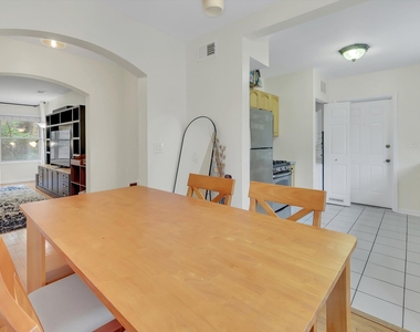 4935 N Wolcott Avenue - Photo Thumbnail 8