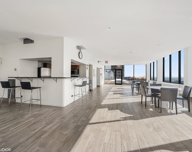 222 E Pearson Street - Photo Thumbnail 12