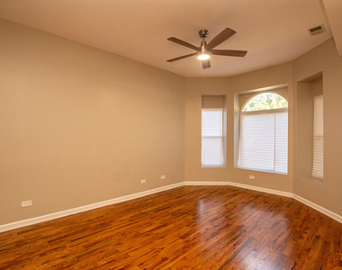 4528 S Prairie Avenue - Photo Thumbnail 2