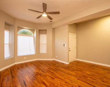 4528 S Prairie Avenue - Photo Thumbnail 3