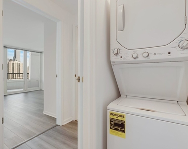 345 N La Salle Drive - Photo Thumbnail 17