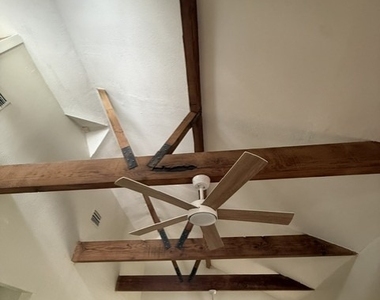 3516 E Riverside Drive - Photo Thumbnail 3