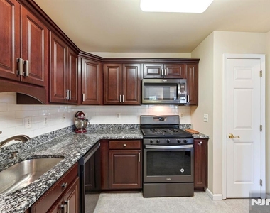 347 Winthrop - Photo Thumbnail 13