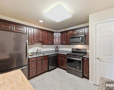 347 Winthrop - Photo Thumbnail 11