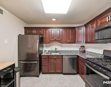 347 Winthrop - Photo Thumbnail 12