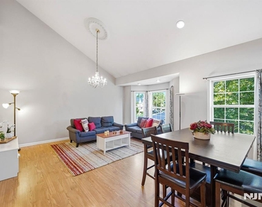 347 Winthrop - Photo Thumbnail 4