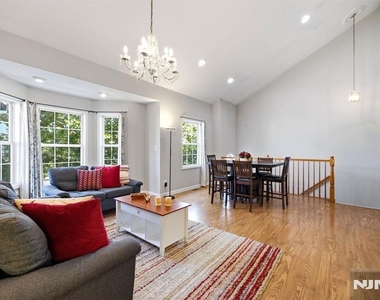 347 Winthrop - Photo Thumbnail 6