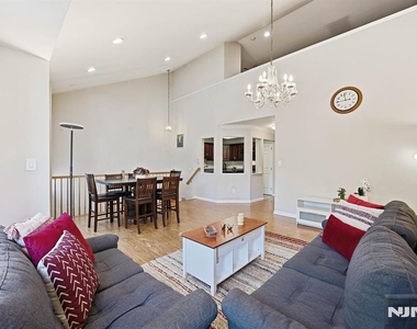 347 Winthrop - Photo Thumbnail 7