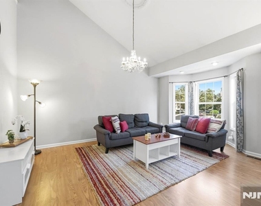 347 Winthrop - Photo Thumbnail 5