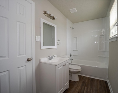 1435 Magnolia Street - Photo Thumbnail 7