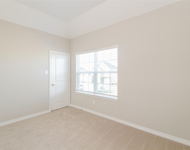 2840 Aurora Lane - Photo Thumbnail 8
