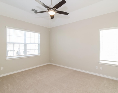 2840 Aurora Lane - Photo Thumbnail 6