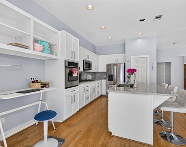 9825 Meredith Elise Court - Photo Thumbnail 17