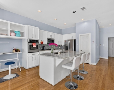 9825 Meredith Elise Court - Photo Thumbnail 16
