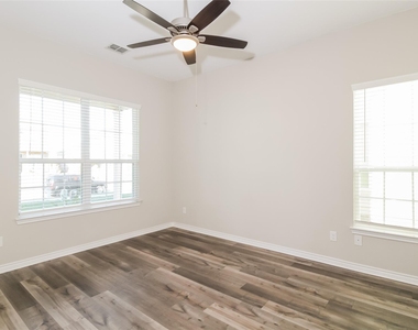 2540 Aurora Lane - Photo Thumbnail 3