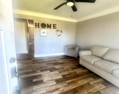 209 Harold Lane - Photo Thumbnail 5