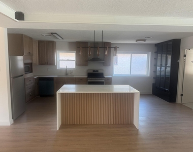 5950 Dumfries Drive - Photo Thumbnail 9