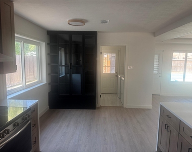 5950 Dumfries Drive - Photo Thumbnail 10