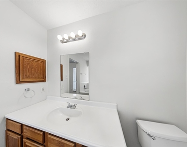 1103 Lochmoor Lane - Photo Thumbnail 11